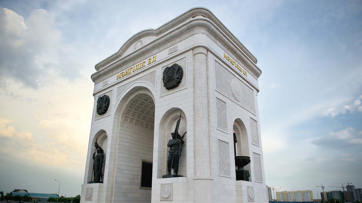 Ел фото. Триумфальная арка Казахстан. Мангелик ель Астана. Мангилик ел монумент. Арка в Казахстане.