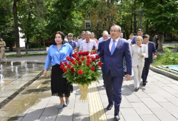 Абай күні: Абай университетінде ақын ескерткішіне гүл қою рәсімі өтті