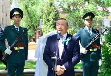 «Ерлікке тағзым» ескерткіші: Абай университеті Жеңістің 80 жылдығын ұлықтады