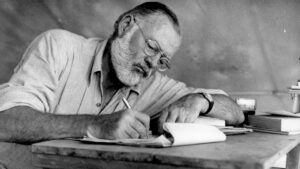 Жапондық оқушы сыныпта өзін мұғаліміне берді.