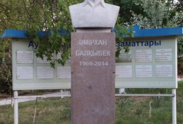 Туған жеріне кеуде мүсіні қойылды