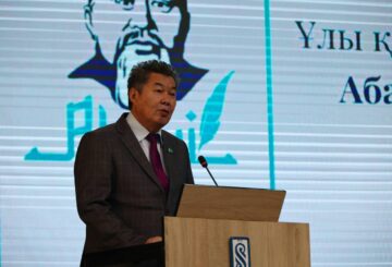 ҰЛЫ АҚЫНДЫ ҰЛЫҚТАП, МАХАББАТ ЖЫРШЫСЫНА ҚҰРМЕТ КӨРСЕТТІ