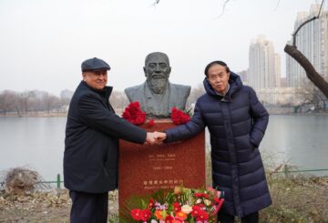 Бейжіңдегі  Абай мүсініне гүл шоқтары қойылды