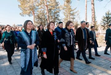 Ұлттық киіммен дауыс берген университет ұжымы