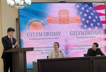 Ғылыми ынтымақтастық: АҚШ Бас консулдығы «Ғылым ордасына» кітаптар табыстады